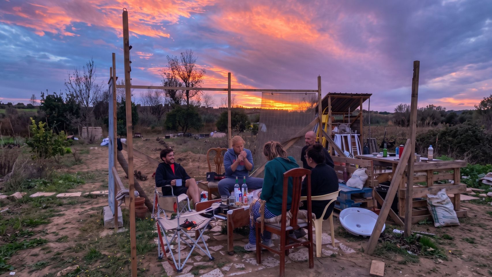 Voluntarios en la finca al atardecer