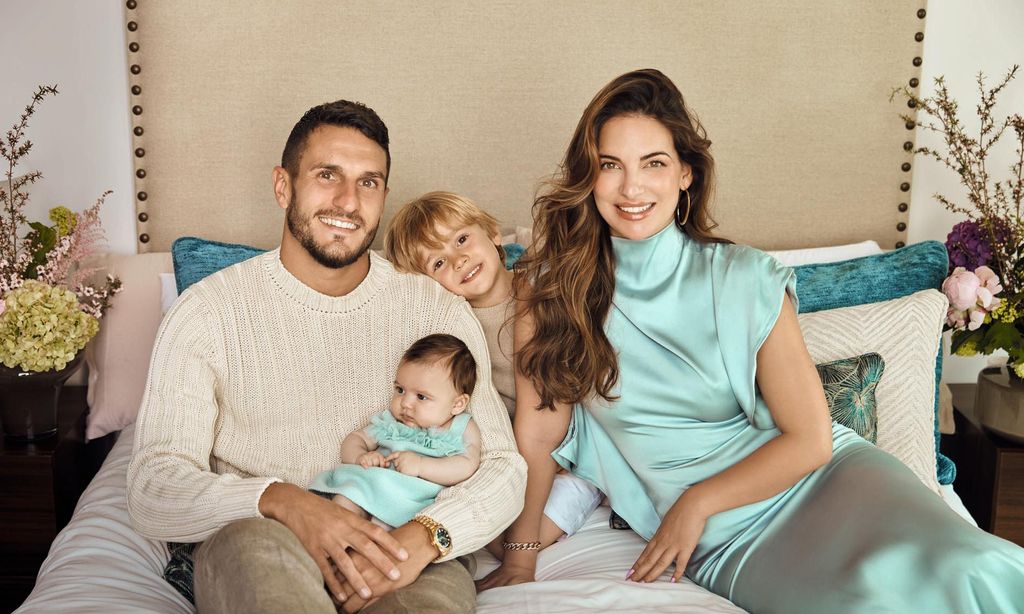 Koke y Beatriz Espejel con sus hijos en una imagen de archivo