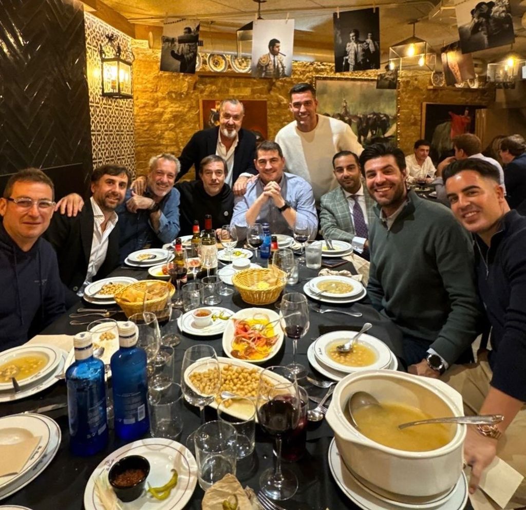 Casillas en una comida anterior con amigos en La Tienta.