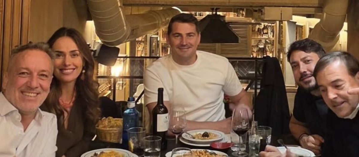 Iker Casillas e Irene Esser con amigos en La Tienta. Imagen compartida por Miguel Torres.
