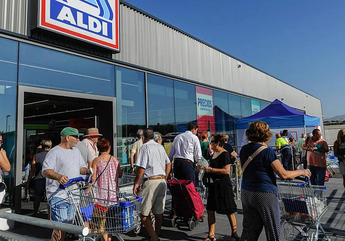 Clientes ante un supermercado Aldi