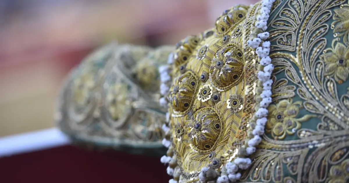 Detalle de un traje de luces y una montera