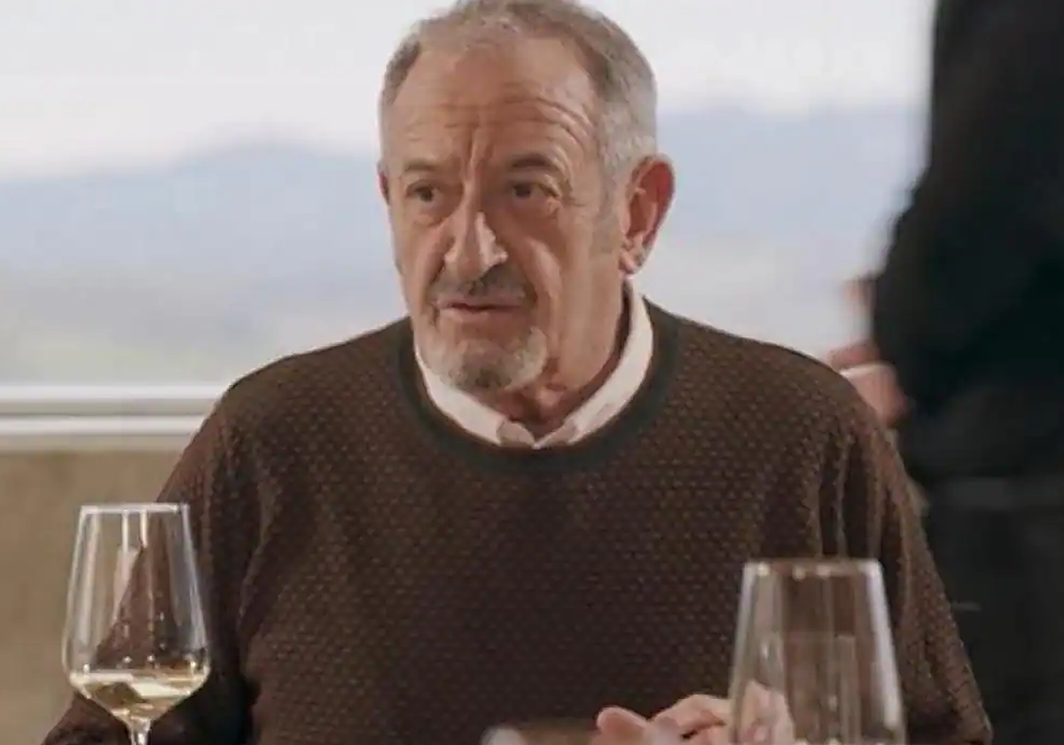 Karlos Arguiñano sentado a una mesa