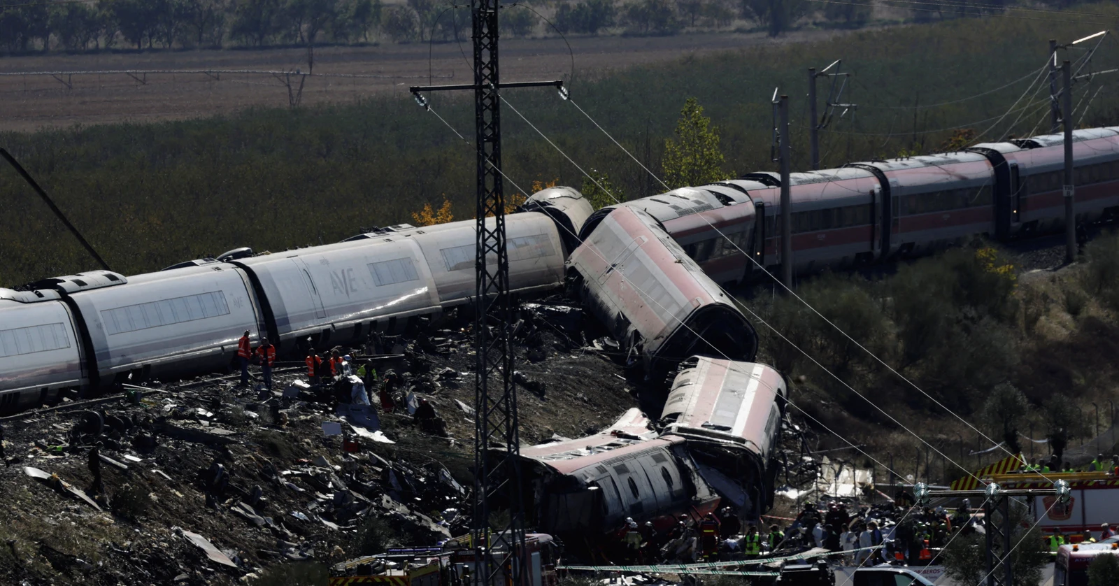 Trenes accidentados y equipos de emergencia.