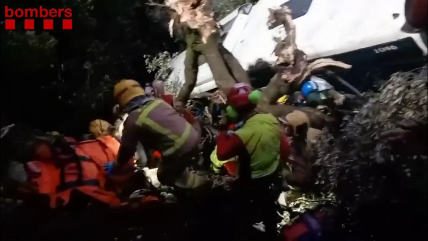 Intervención tras el accidente de autobús en Fogars de Montclús