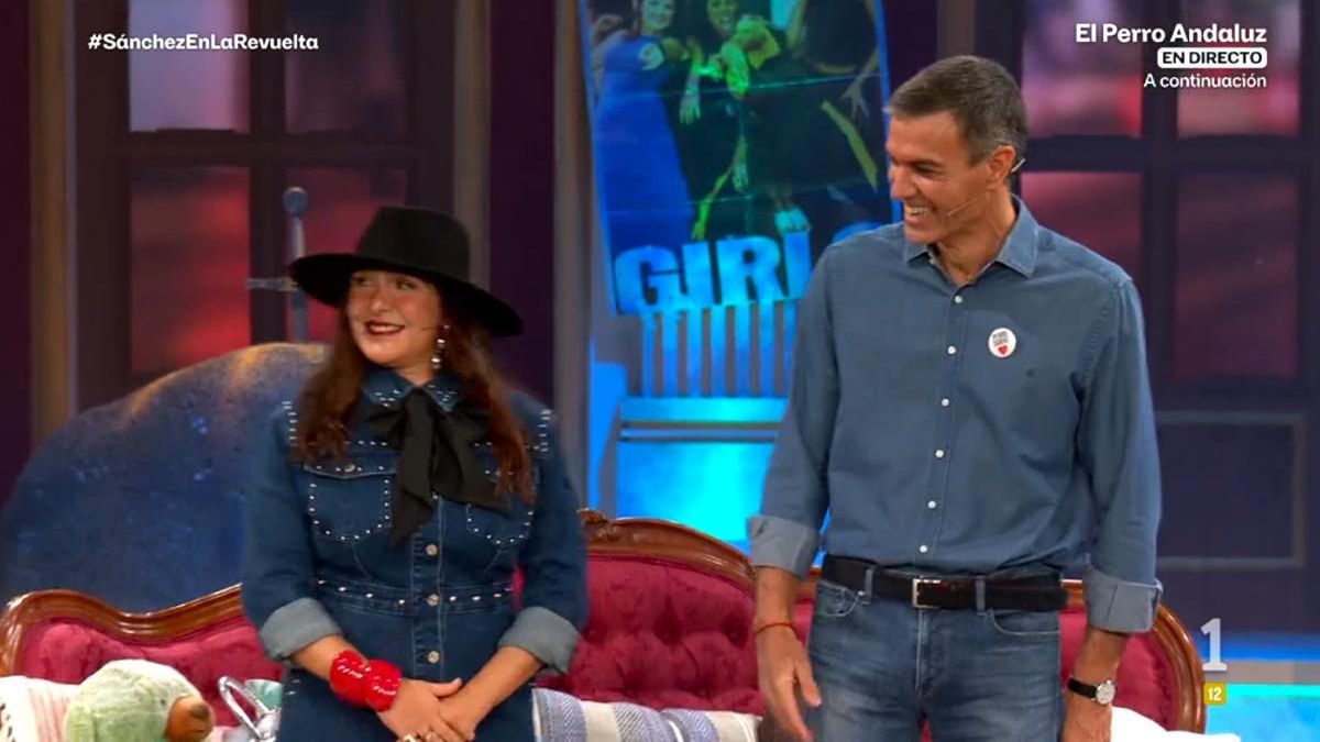 Candela Peña junto a Pedro Sánchez en La Revuelta.