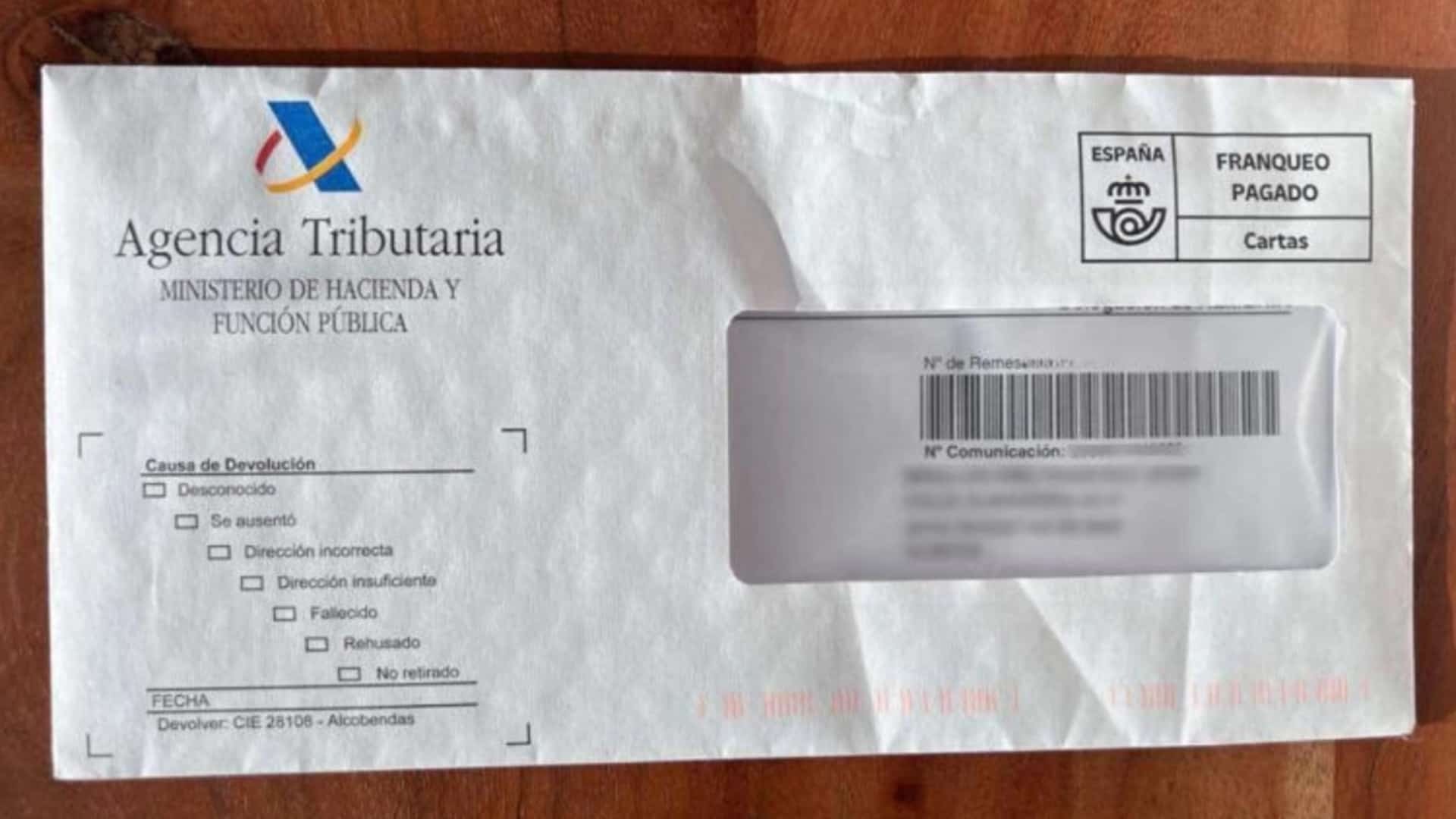Sobre de la Agencia Tributaria con los datos del destinatario difuminados