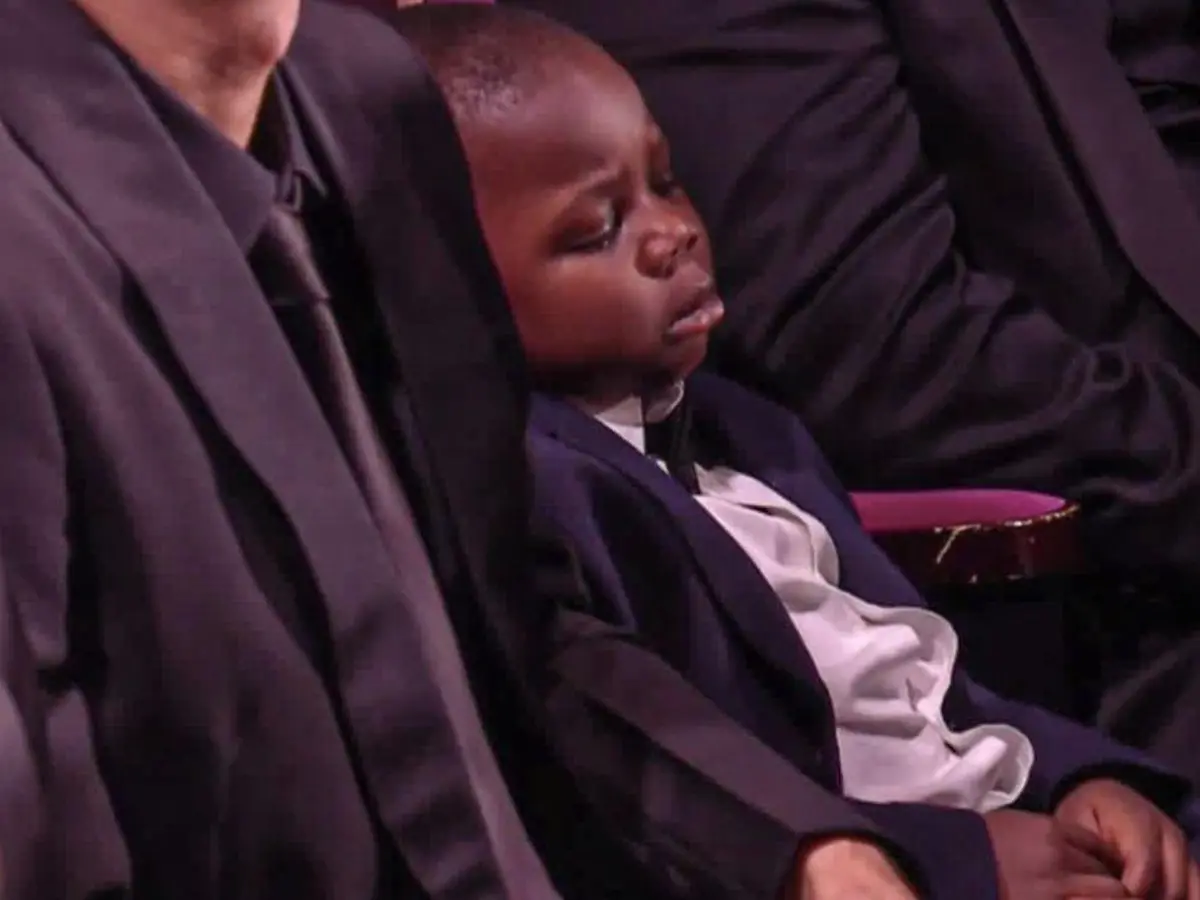 El hermano pequeño de Lamine Yamal duerme durante la gala del Balón de Oro