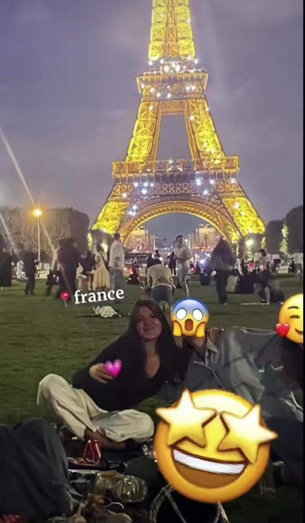 Fotografía de grupo difundida por la prensa ante la Torre Eiffel, con varios rostros tapados mediante emojis.