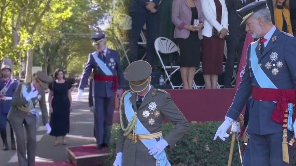 Felipe VI avisa a Leonor durante el acto