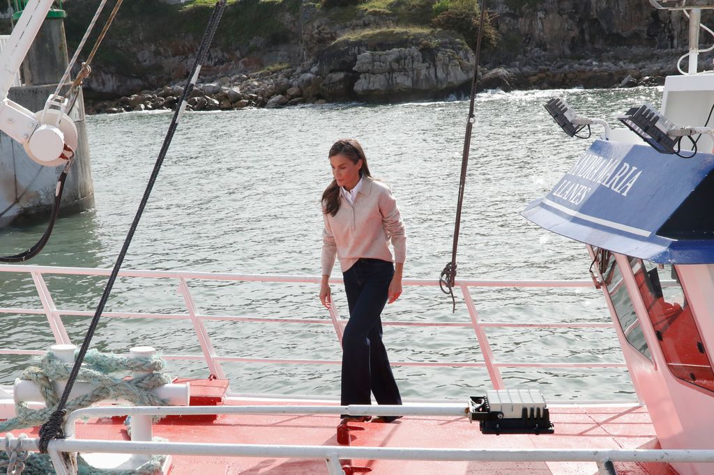 La visita de la familia real al barco en Llanes