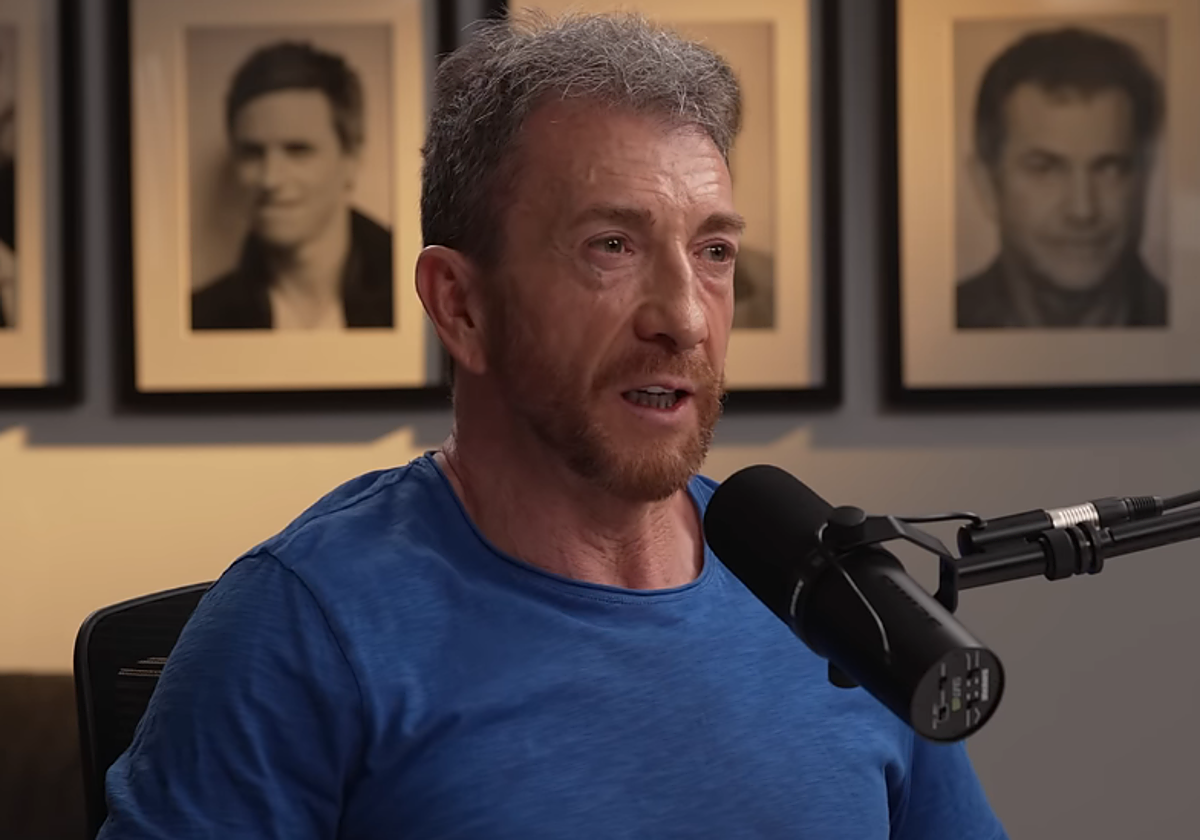 Pablo Motos ante un micrófono