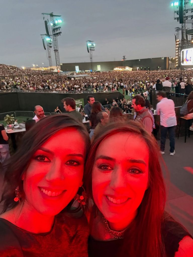 Patricia Pardo y su hermana durante el concierto