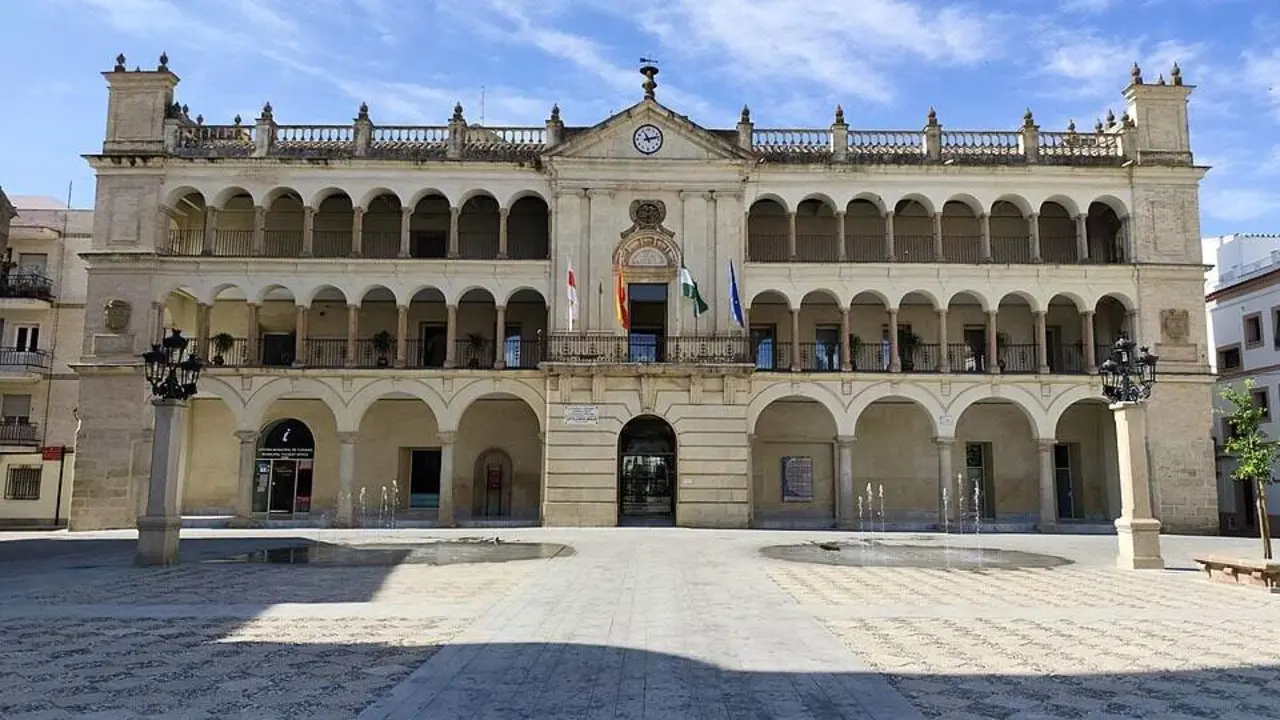 Plaza y edificio municipal de Andújar en una imagen de archivo