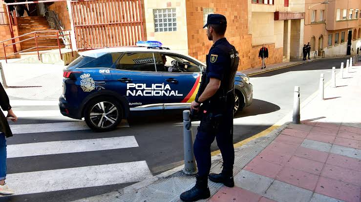 Agente y vehículo de la Policía Nacional