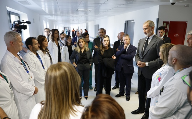 Felipe VI y Letizia conversan con los profesionales sanitarios que atienden a los heridos