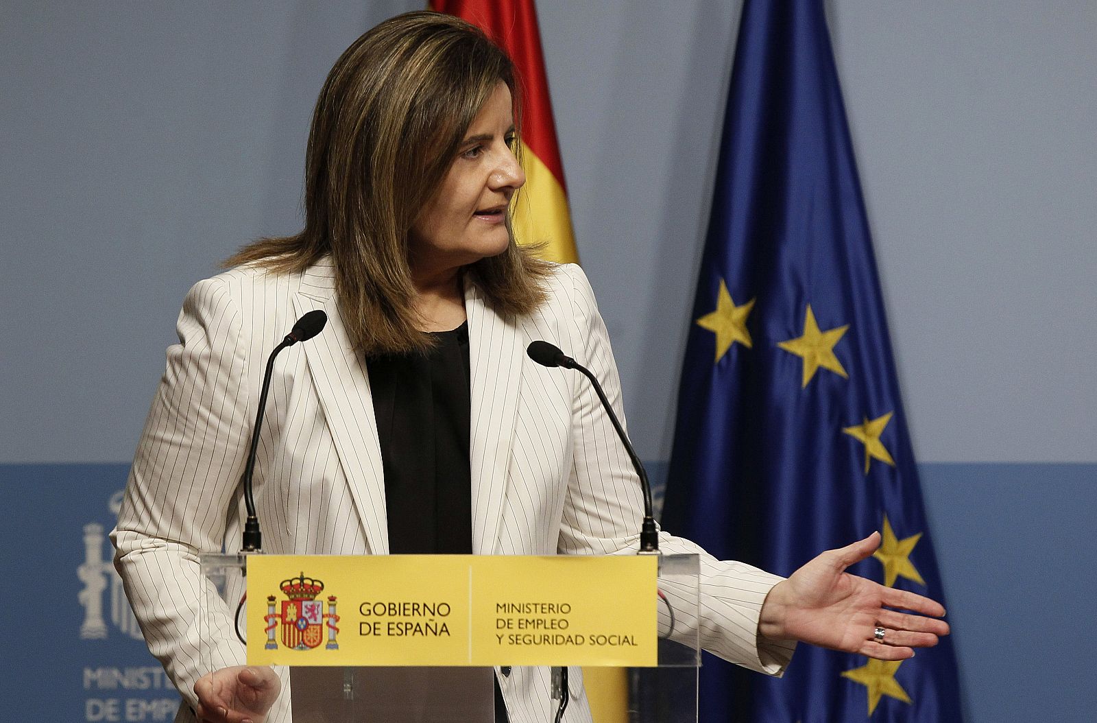 Fátima Báñez ante el atril del Ministerio de Empleo
