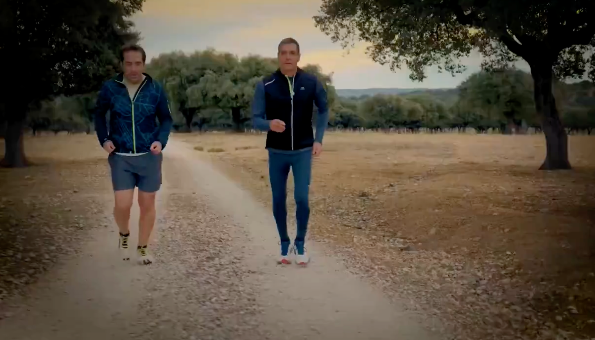 Pedro Sánchez y Carlos Cuerpo corriendo en el vídeo