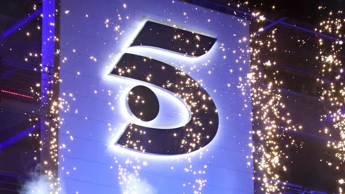 Logotipo de Telecinco iluminado