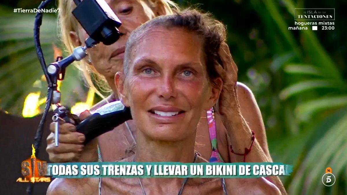 Yola Berrocal durante el rapado con Rosa Benito detrás