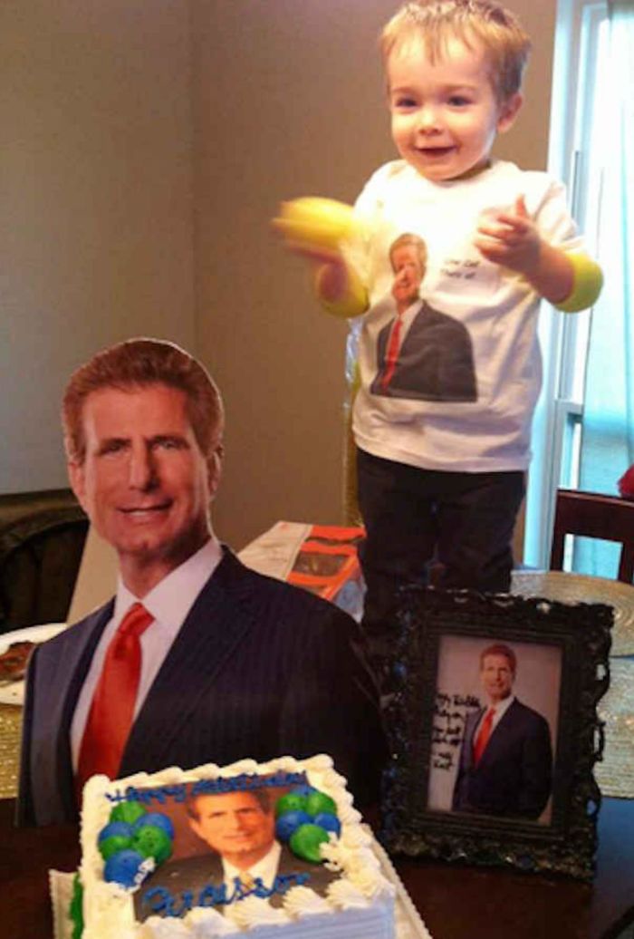 Al niño le gusta mucho el anuncio de este abogado, así que su madre preparó esto para su cumpleaños