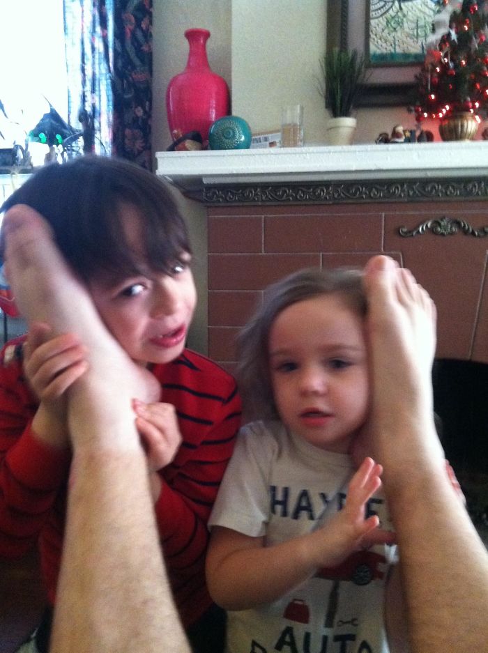 Mi esposa les dijo a los niños que para hablar con Papá Noel tenían que usar los teléfonos ocultos en los pies de papá